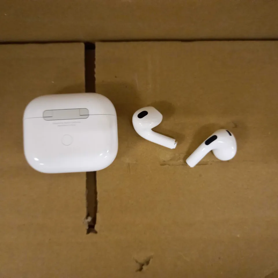 BOXEDDESIGNER WHITE WIRELESS EARPODS