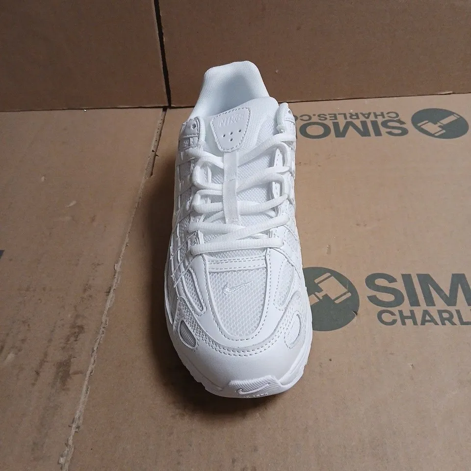 NIKE WHITE SNEAKERS WITH MESH UPPER AND SWOOSH BOXED SIZE 7.5