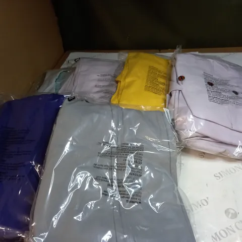 APPROX. 6 ASSORTED CLOTHING ITEMS IN VARIOUS COLOURS AND SIZES