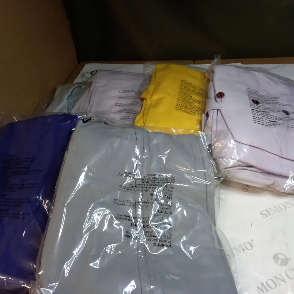 APPROX. 6 ASSORTED CLOTHING ITEMS IN VARIOUS COLOURS AND SIZES 