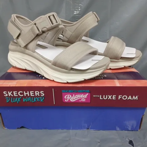 BOXED PAIR OF SKECHERS D'LUX WALKER SANDALS IN TAUPE SIZE 6