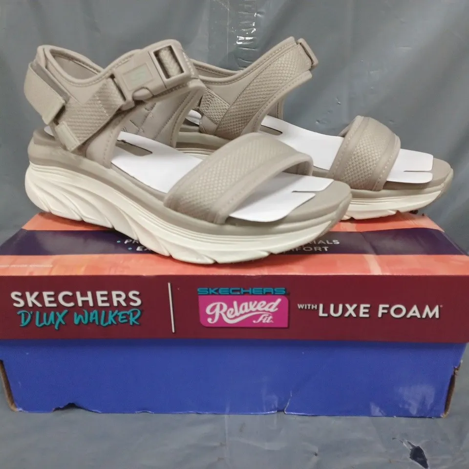 BOXED PAIR OF SKECHERS D'LUX WALKER SANDALS IN TAUPE SIZE 6