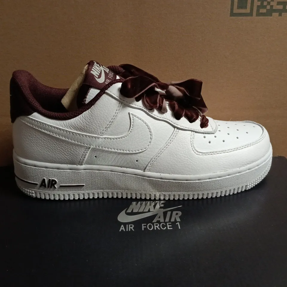 NIKE AIR FORCE 1 '07 VINTAGE – WOMEN'S BURGUNDY CRUSH/WHITE, UK 5
