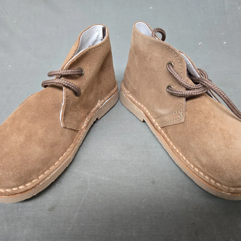 BOXED PAIR OF PISAMONAS KID'S SHOES IN TAN EU SIZE 28