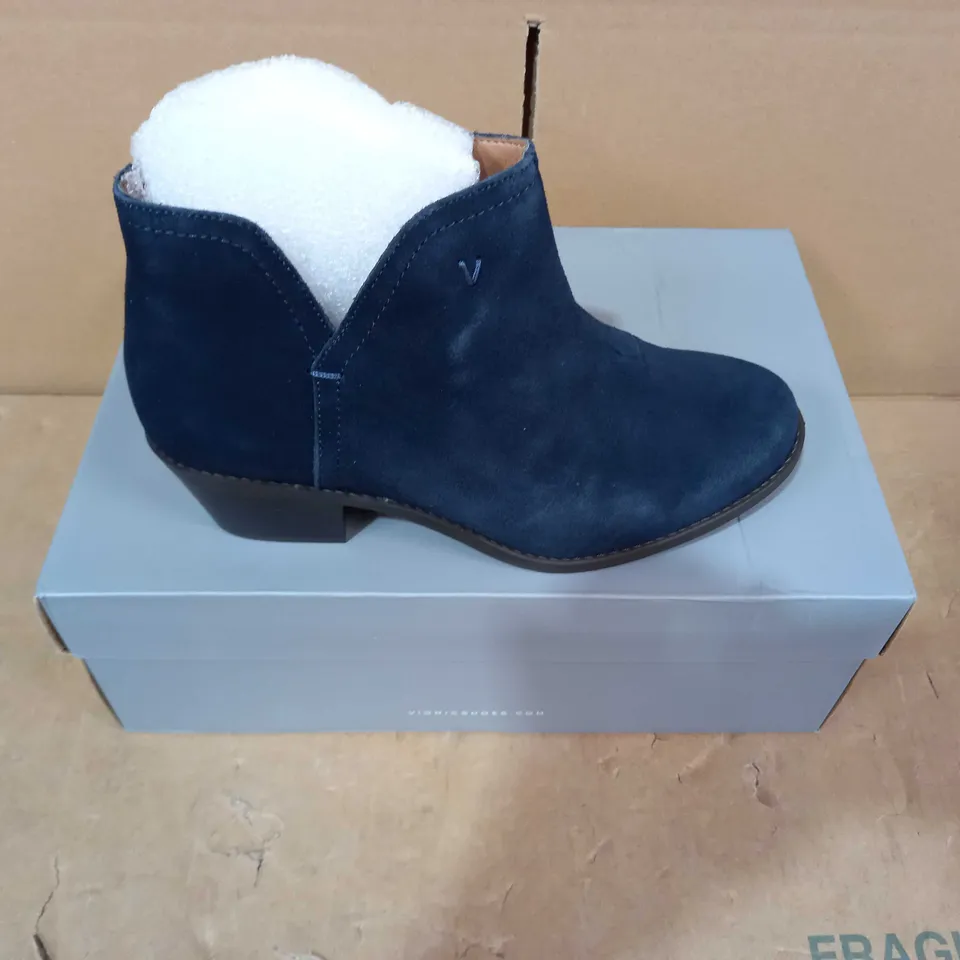 BOXED PAIR OF VIONIC BOOTS - SIZE 4.5