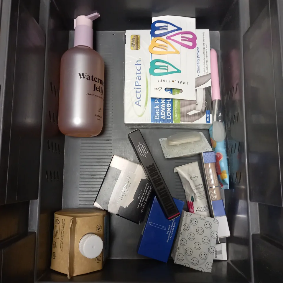 BOX OF APPROXIMATELY 20 COSMETIC ITEMS TO INCLUDE - E45 MOISTURISING LOTION - LYNX EPIC FRESH SHOWER GEL - JOHNSON'S BABY LOTION - ETC 