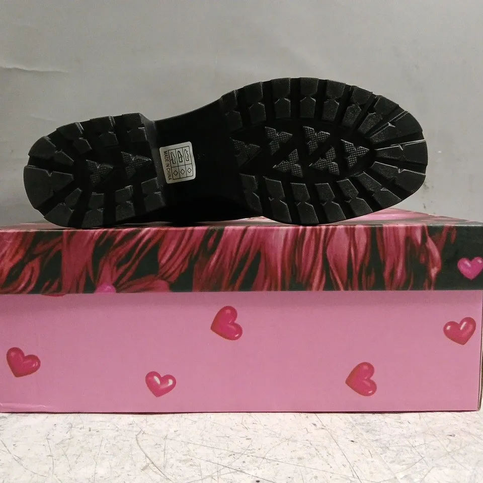 BOXED PAIR OF KOI SHOES IN BLACK W. PINK HEARTS SIZE UK 5