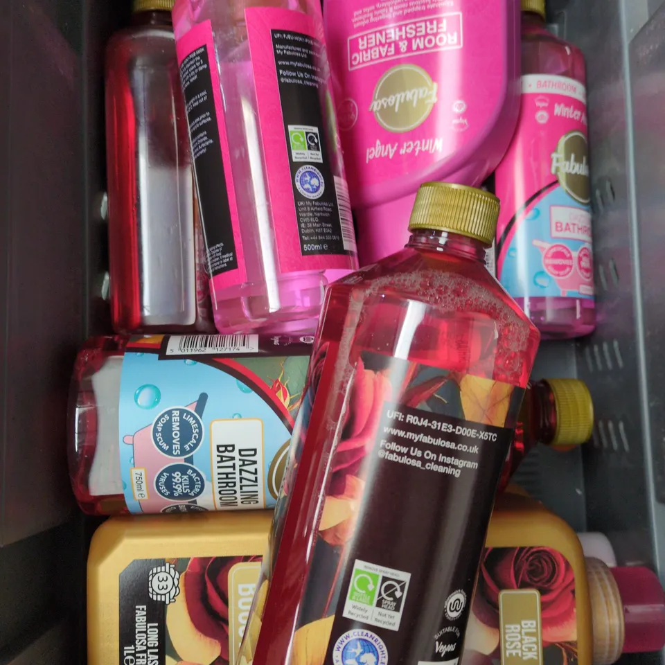 APPROXIMATELY 10 ASSORTED CLEANING PRODUCTS TO INCLUDE FABRIC FRESHENER, LAUNDRY CLEANSER, CLEANER SPRAY ETC 