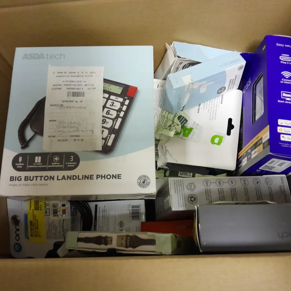 LOT OF APPROXIMATELY 10 ASSORTED ELECTRICAL ITEMS TO INCLUDE FIRE STICK , HEADPHONES AND PORTABLE CHARGERS 