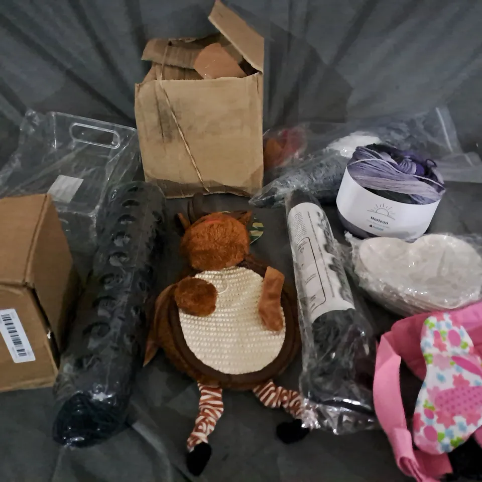 BOX OF APPROXIMATELY 10 ASSORTED ITEMS TO INCLUDE: CAT SCRATCHERS & HEART SHAPED BOWLS 