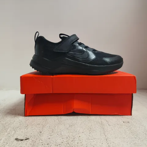 BOXED PAIR OF NIKE COSMIC RUNNER TRAINERS IN BLACK SIZE UK 2