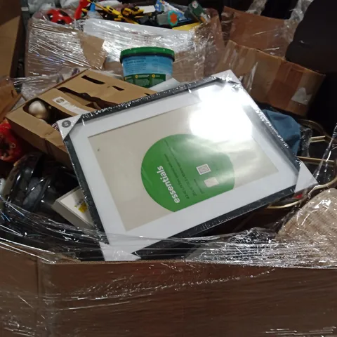 PALLET OF ASSORTED HOUSEHOLD GOODS AND PRODUCTS TO INCLUDE;MIRROR,LAMPSHADES,KETTLE,PHOTO FRAMES,COATING FOR FENCES