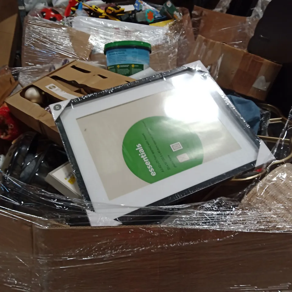 PALLET OF ASSORTED HOUSEHOLD GOODS AND PRODUCTS TO INCLUDE;MIRROR,LAMPSHADES,KETTLE,PHOTO FRAMES,COATING FOR FENCES