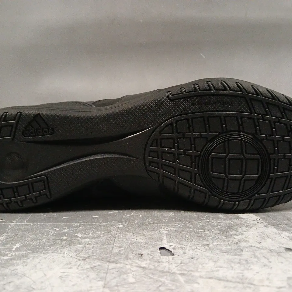 BOXED PAIR OF ADIDAS PREDATOR CLUB IN SALA SHOES IN BLACK SIZE UK 9