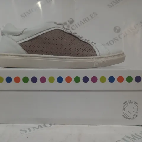 BOXED PAIR OF ADESSO SHOES IN WHITE SIZE 7