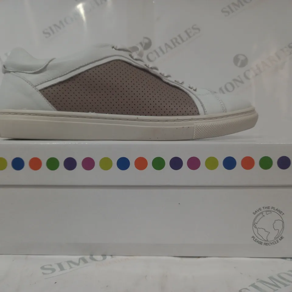 BOXED PAIR OF ADESSO SHOES IN WHITE SIZE 7