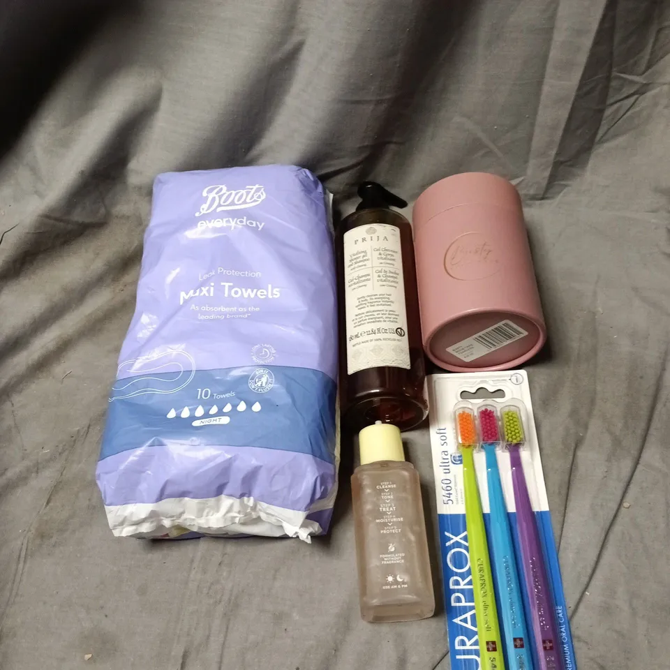 APPROXIMATELY 15 X ASSORTED COSMETIC ITEMS TO INCLUDE BOOTS MAXI TOWELS, PRIJA SHOWER GEL AND SHAMPOO, BOOB TAPE, NO 7 GOOD INTENT SERUM SPRAY, TOOTHBRUSHES ETC