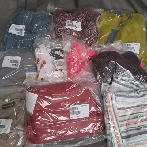 BOX OF APPROX 25 ASSORTED CLOTHING ITEMS TO INCLUDE - BAG, TOPS, DRESS ETC
