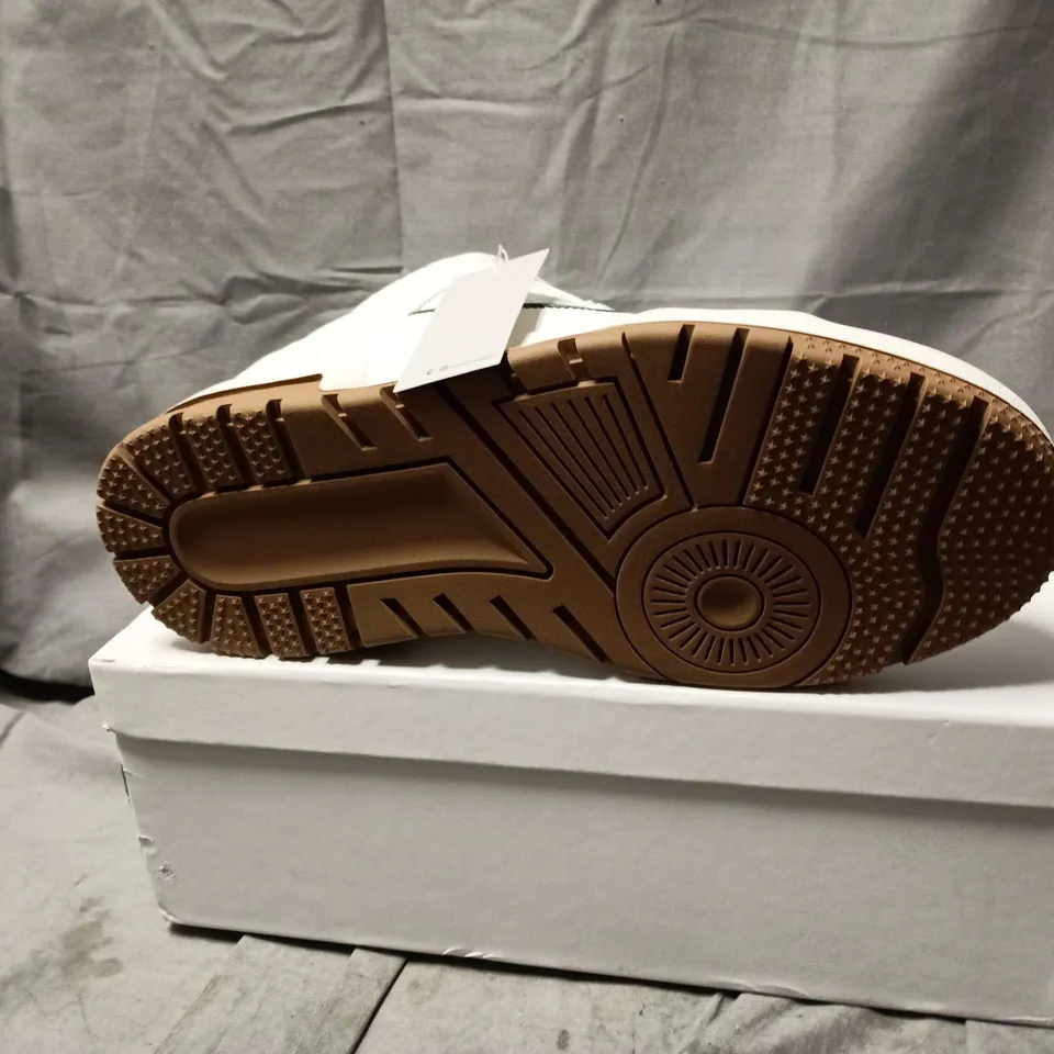 PENTHOS WHITE SNEAKERS WITH GREEN TRIM – UK 8