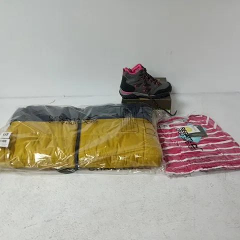 APPROXIMATELY 50 BRAND NEW REGATTA KIDS CLOTHING ITEMS IN VARIOUS SIZES, STYLES & COLOURS TO INCLUDE LEXYNE DRESS, HOLCOMBE IEP MID JNR, LOFTHOUSE JACKET, ETC