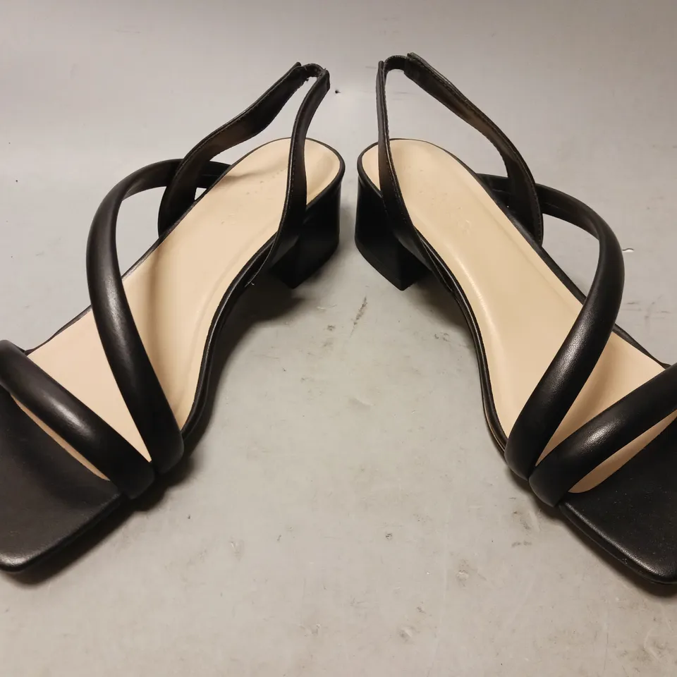 BOXED PAIR OF SIMPLY BE OPEN TOE LOW BLOCK HEEL STRAPPY SANDALS IN BLACK UK SIZE 7