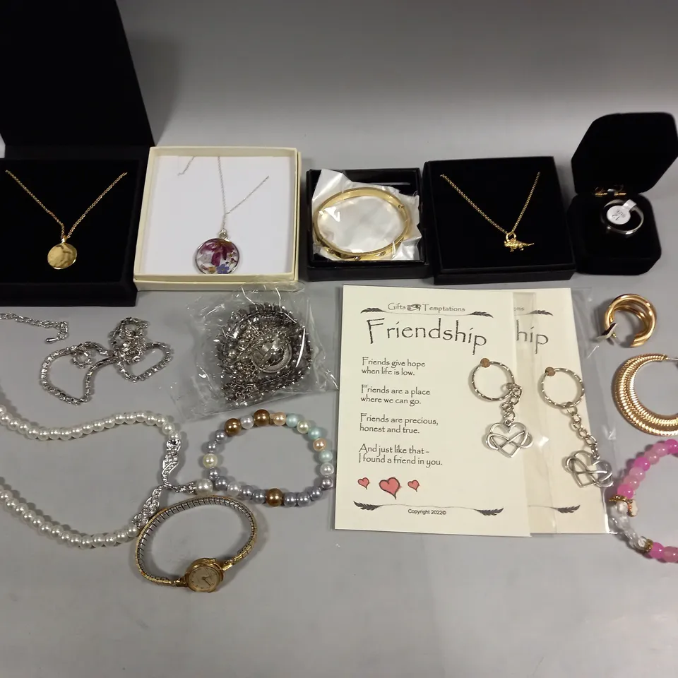 APPROXIMATELY 30 ASSORTED JEWELLERY PRODUCTS IN VARIOUS STYLES TO INCLUDE WATCHES, NECKLACES, EARRINGS ETC 