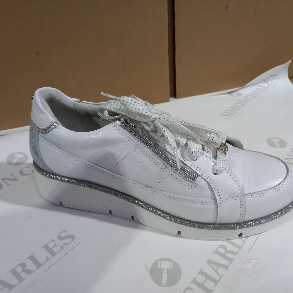 MODA WHITE  TRAINERS SIZE 5