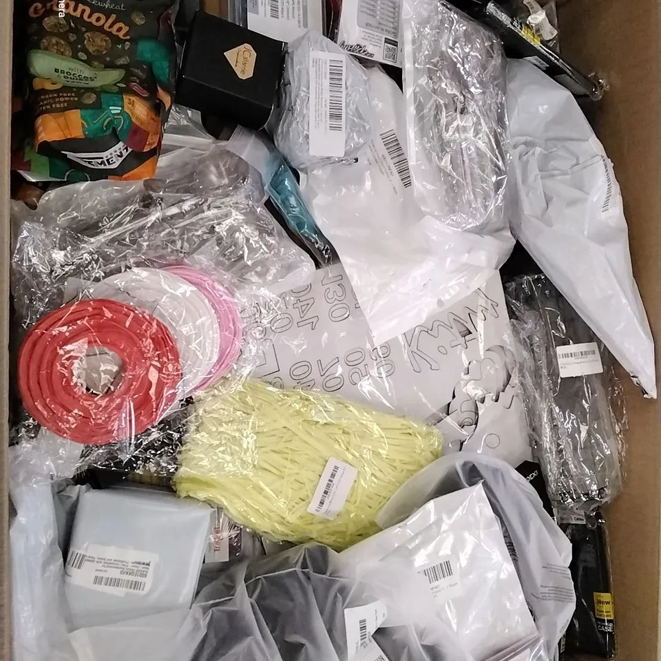 PALLET CONTAINING 3 BOXES OF ASSORTED HOUSEHOLD ITEMS TO INCLUDE HANGING BIRD FEEDERS AND ICE CREAM SCOOPS