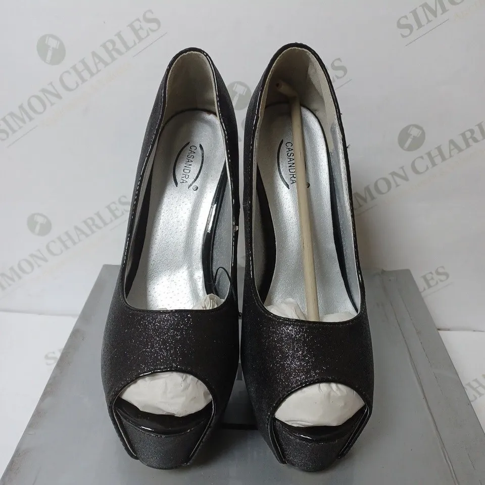 BOXED PAIR OF CASANDRA OPEN TOE HEELED PLATFORM SHOES IN BLACK GLITTER SIZE 6 