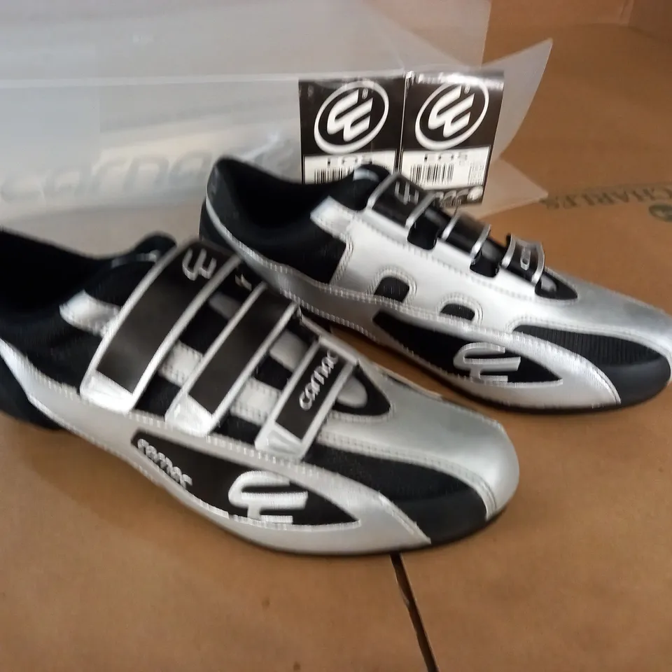PAIR OF CARNAC EOS CYCLING SHOES WITH RUBBER SOLES IN SILVER BLACK - FR 44 US 11