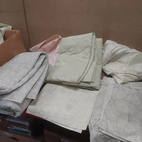 BOX CONTAINING A VERY LARGE QUANTITY OF ASSORTED BEDDING ITEMS