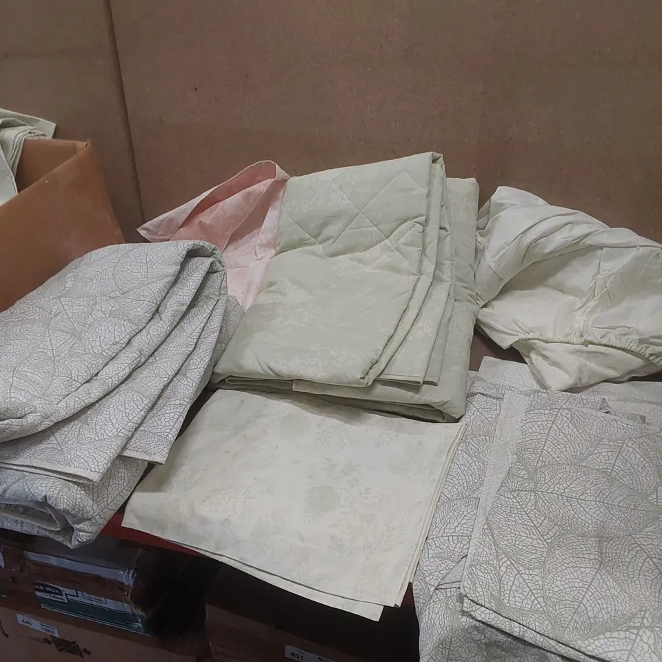 BOX CONTAINING A VERY LARGE QUANTITY OF ASSORTED BEDDING ITEMS