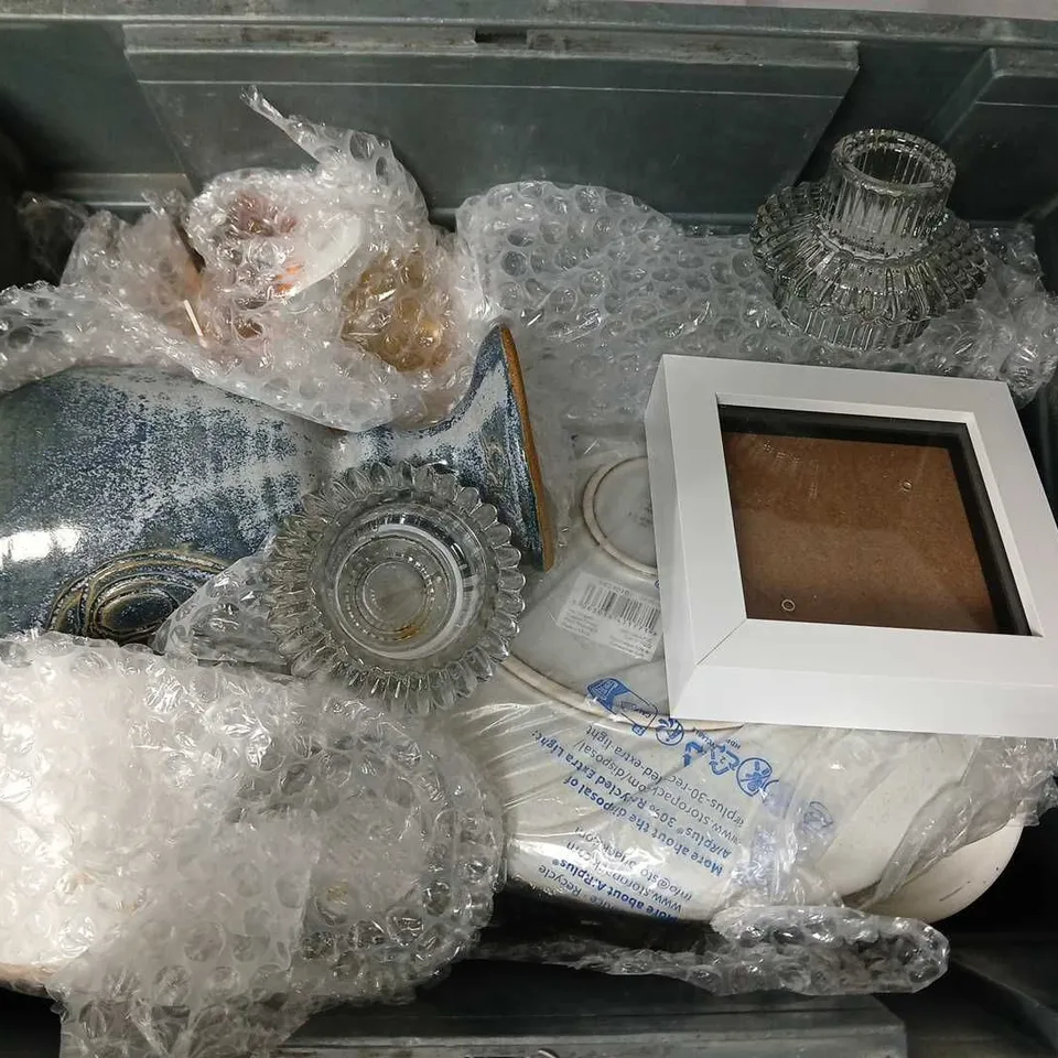 APPROXIMATELY 12 ASSORTED FRAGILE HOUSEHOLD ITEMS TO INCLUDE DREAMER MUG, CUT CANDLE HOLDER, GOBLET, ETC