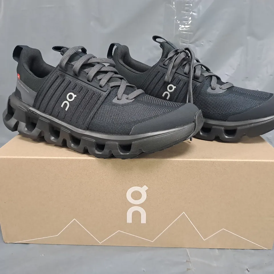 BOXED PAIR OF ON CLOUDSWIFT YOUTH SHOES IN BLACK/ECLIPSE SIZE UK 5.5