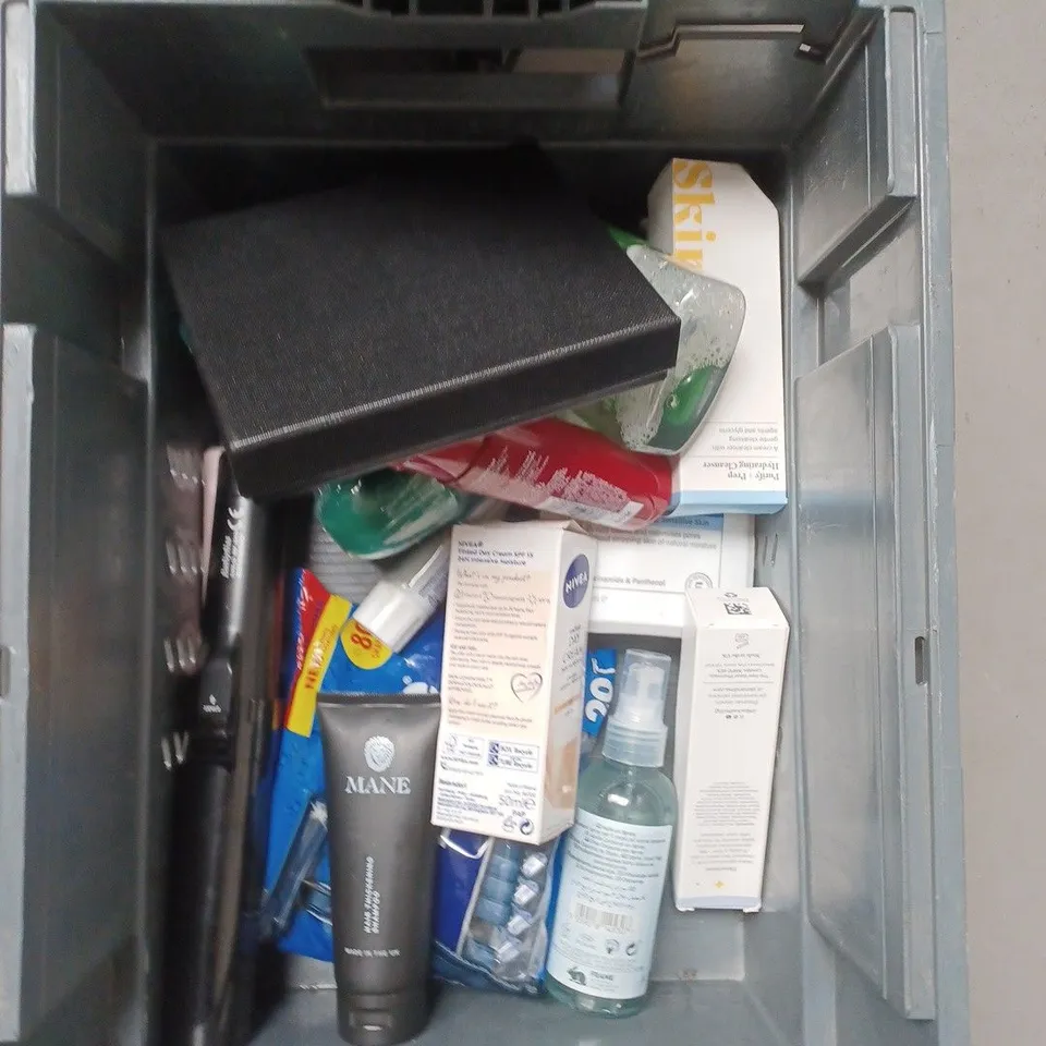 APPROXIMATEY 20 HEALTH AND BEAUTY PRODUCTS TO INCLUDE SQUATCH BODY WASH, CORSODYL TOOTHPASTE AND GARNIER ULTIMATE BLENDS SHAMPOO