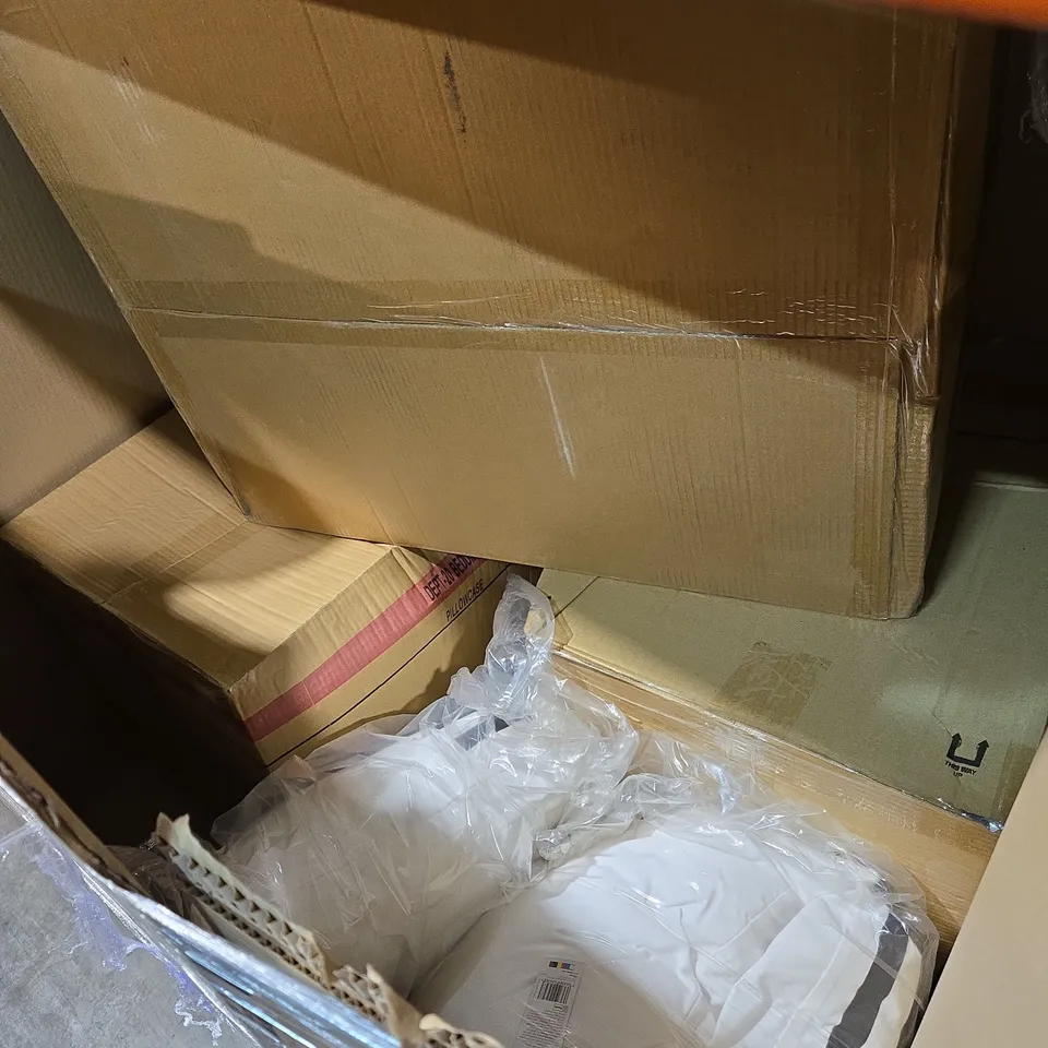 PALLET CONTAINING 20 ITEMS TOO INCLUDE 11 BRAND NEW NIGHTMARE BEFORE CHRISTMAS CUDDLE CUSHIONS AND 9 BRAND NEW SOFT TOUCH PINSONIC DOUBLE DUVET SETS