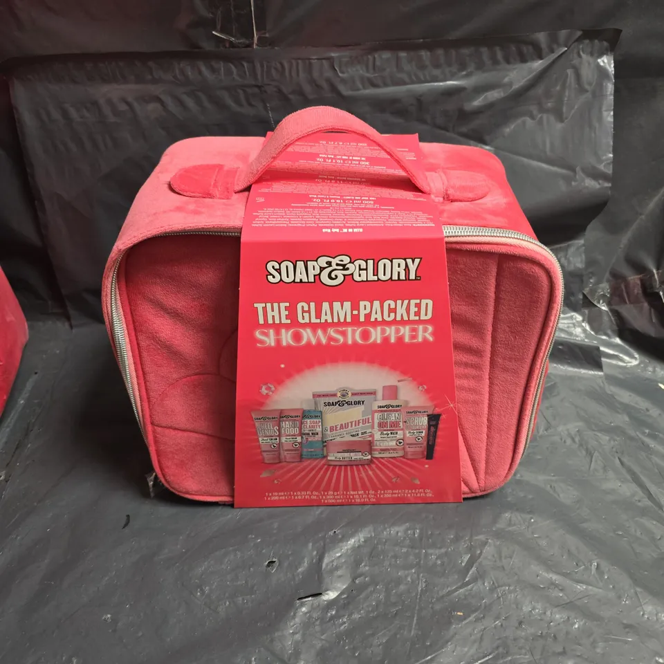 SOAP & GLORY THE GLAM-PACKED SHOWSTOPPER GIFT SET IN PINK CARRY BAG