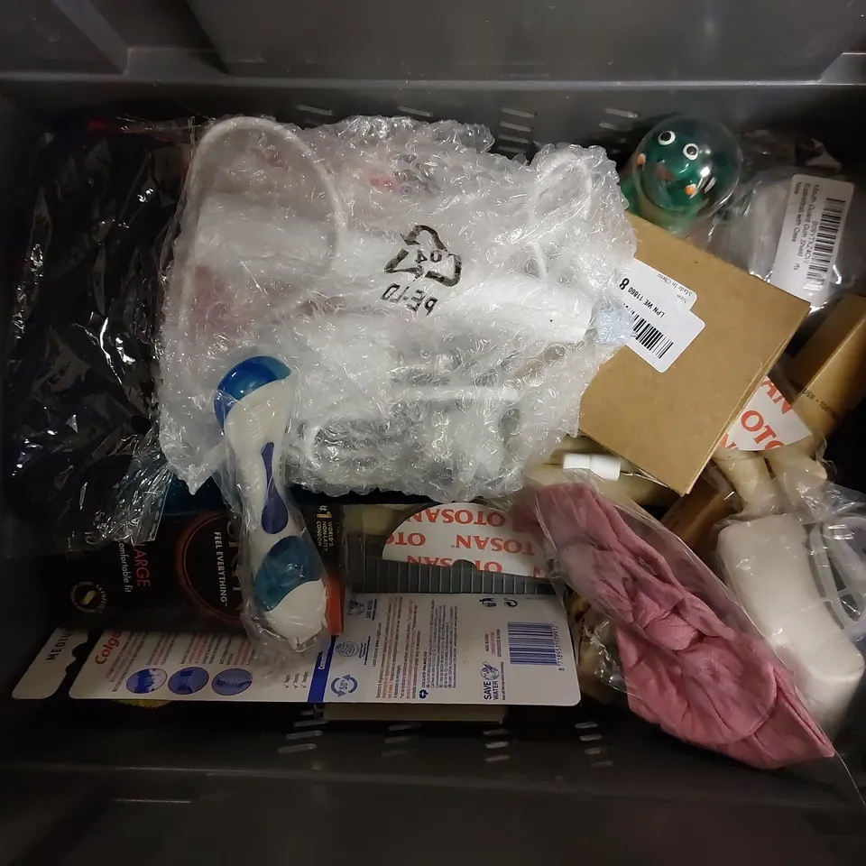 BOX OF APPROX 20 COSMETIC ITEMS TO INCLUDE ASSORTED HAIR CLIPS, WRIST SUPPORT SPLINT, SHINNING DIAMOND BLING BLING