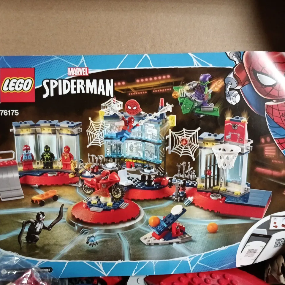 LOT OF LEGO FROM THE MARVEL SPIDER-MAN SET 76175