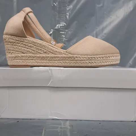 BOXED PAIR OF UNBRANDED CLOSED TOE WEDGE SHOES IN BEIGE SIZE EU 39