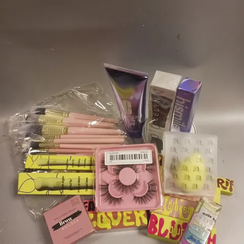 BOX OF APPROXIMATELY 15 COSMETIC ITEMS TO INCLUDE - MADE BY MITCHELL LIP LINER - BENEFIT FANFEST MASCARA - HISMILE TOOTH GLOSS ETC 