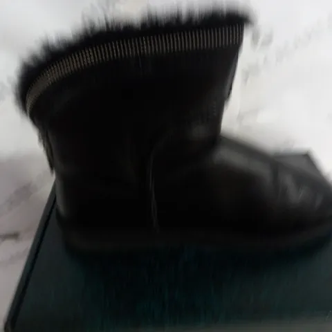 EMU AUSTRALIA BARWIN ZIP IN BLACK/NOIR SIZE 7