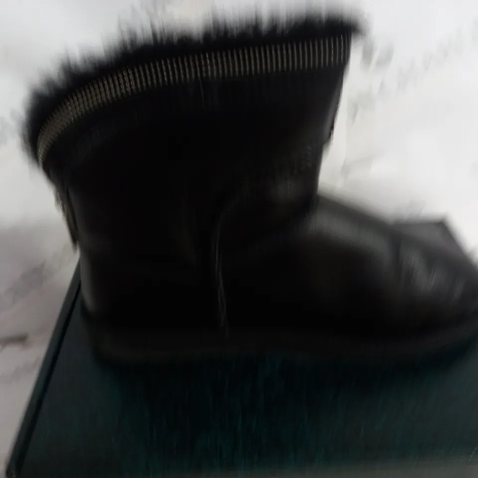 EMU AUSTRALIA BARWIN ZIP IN BLACK/NOIR SIZE 7