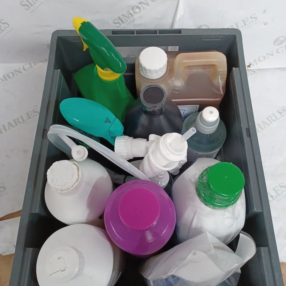 LOT OF ASSORTED HOUSEHOLD CLEANING ITEMS TOO INCLUDE WEED KILLER , FEBREZE AND ANTI SEIZE SPRAY 