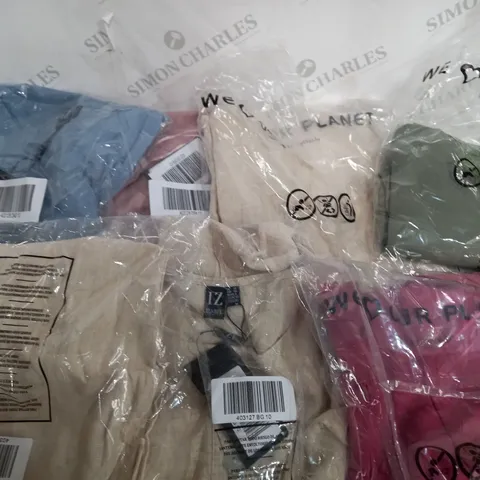 APPROXIMATELY 8 CLOTHING ITEMS INCLUDING DRESSES