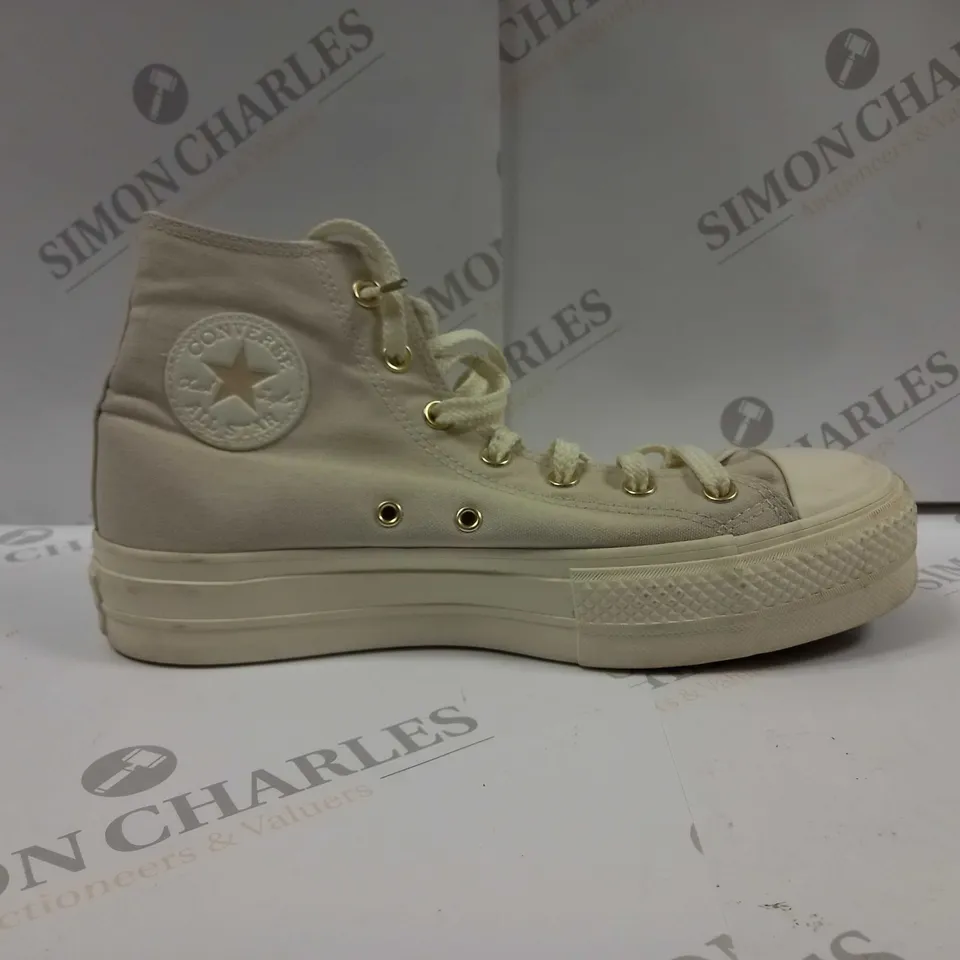 PAIR OF CONVERSE CHUCK TAYLOR ALL STAR SHOES UK SIZE 8 