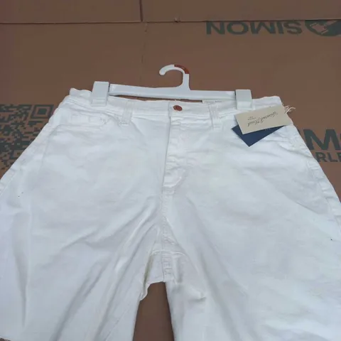 UNIVERSAL THREAD WOMEN'S WHITE SHORTS β 10
