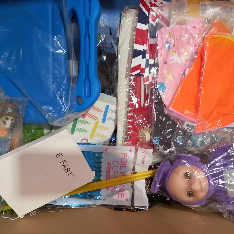 BOX OF APPROXIMATELY 20 ASSORTED TOYS AND GAMES TO INCLUDE INFLATABLE BEACH BALL, LULU & BIBI DINOSAUR SUCKER HANDBELL, TRAVEL MONOPOLY, ETC