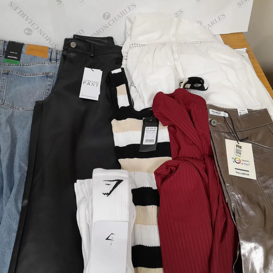 LARGE QUANTITY OF ASSORTED CLOTHING ITEMS TO INCLUDE MONNKL, GYMSHARK AND STRADIVARIUS