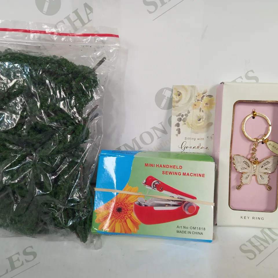 LOT OF APPROXIMATELY 10 ASSORTED HOUSEHOLD ITEMS TO INCLUDE GRANDMA KEYRING, MINI HANDHELD SEWING MACHINE, ETC